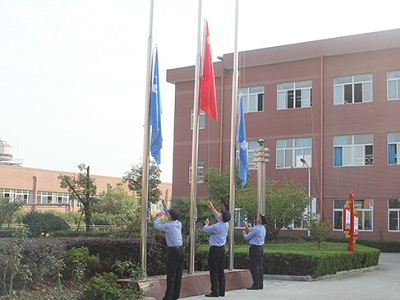 安徽星星集团举行迎国庆升国旗活动-安保人员升国旗
