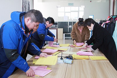 2019年12月8日，集团党委召开第四次换届选举大会-工作人员统计选票
